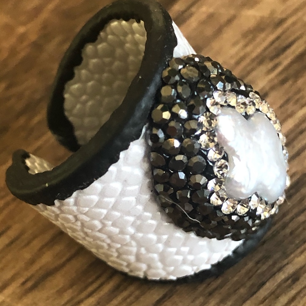 Pearl leather ring - Picture 3 of 5